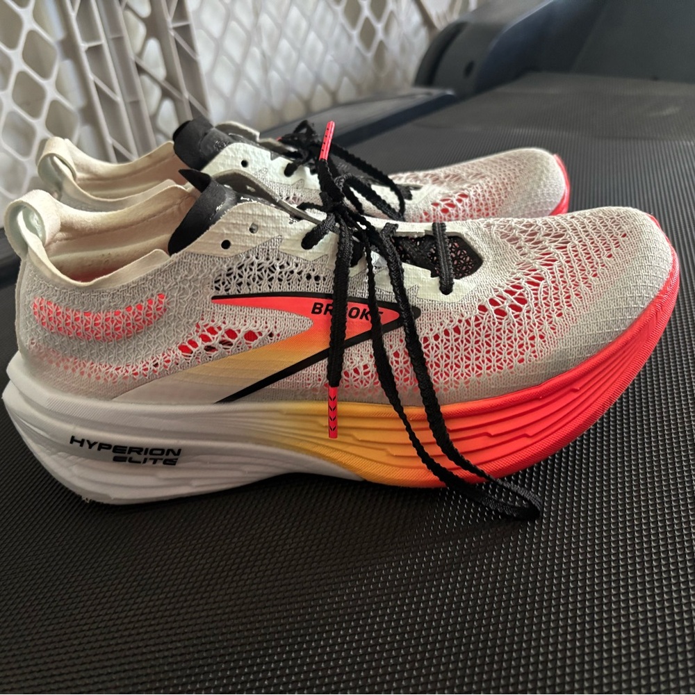 Brooks Hyperion Elite 4 running shoes! Size 6.5 men’s/8 women’s
